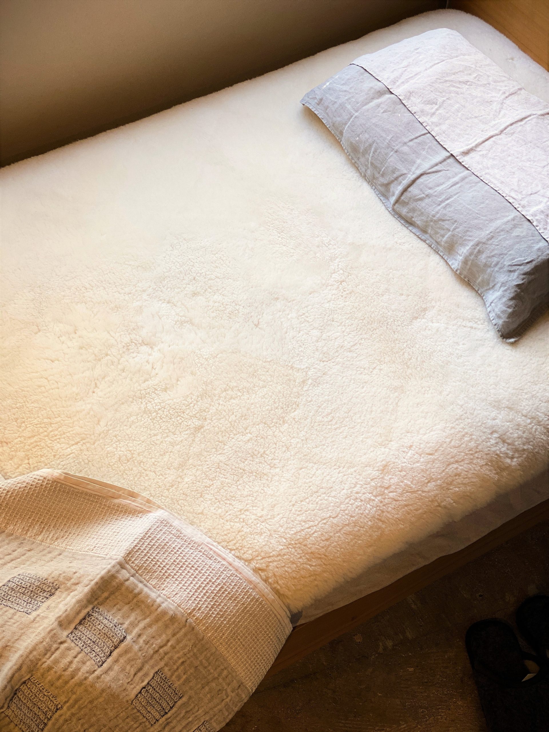 「世界最高爆睡ムートンシーツの製造工場をこの目で見る旅」よくねる寝具店